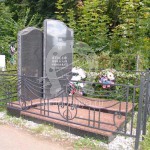 Памятник с кованым ограждением